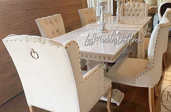 Mesa Resto con Faldon Porcelanato Sillas Capitone y Dos Punteros Versage - Imagen 2